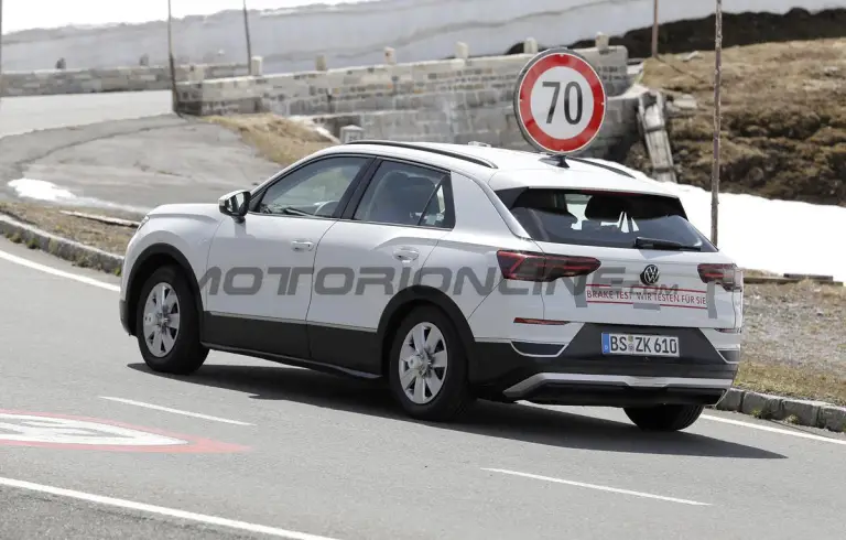Volkswagen T-Roc 2025 - Foto spia 30-05-2024 - 12