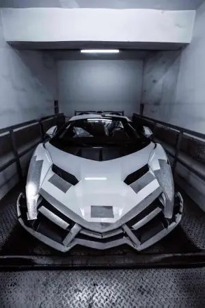 Lamborghini Veneno Roadster (White) - 17