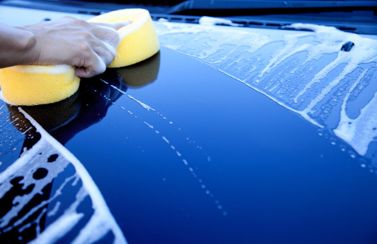 Come lavare correttamente l'auto: prelavaggio, lavaggio e asciugatura