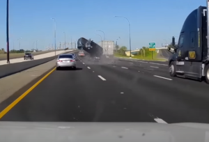 Land Rover Defender si scontra con una Mazda in autostrada e si ribalta più volte [VIDEO]