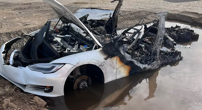 Tesla Model S si incendia al centro di demolizione: per spegnerla i pompieri la immergono in una fossa d’acqua