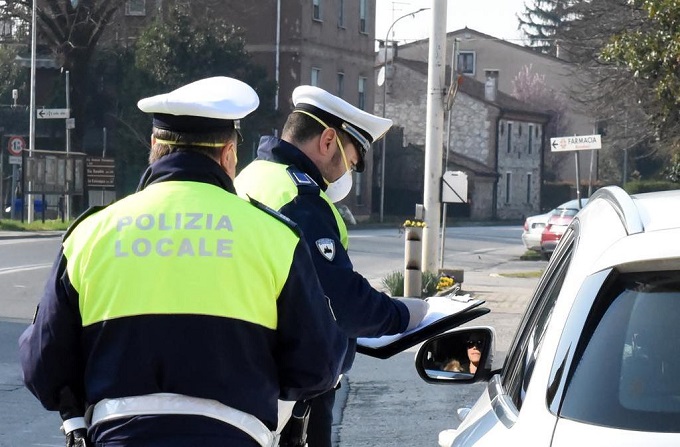Verona, la polizia lo ferma per un controllo e scopre che risulta proprietario di 204 veicoli nonostante sia nullatenente e senza reddito