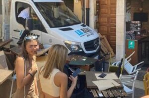 Cagliari, furgone travolge persone e tavolini di un bar in pieno centro: nove feriti [VIDEO]