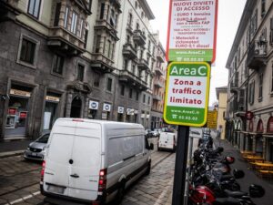 Milano, Area C, l’assessore Lucente: Penalizzante per bus turistici e scolastici. Prorogare di un anno le limitazioni