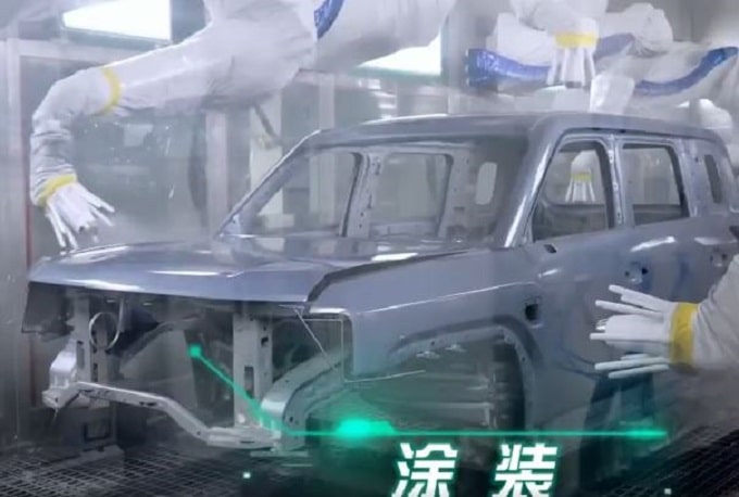 BYD, dentro la fabbrica del costruttore cinese: così una lastra d’acciaio diventa un’auto [VIDEO]