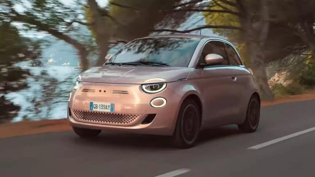 Fiat 500e senza logo: messaggio al governo nel nuovo spot? [VIDEO]