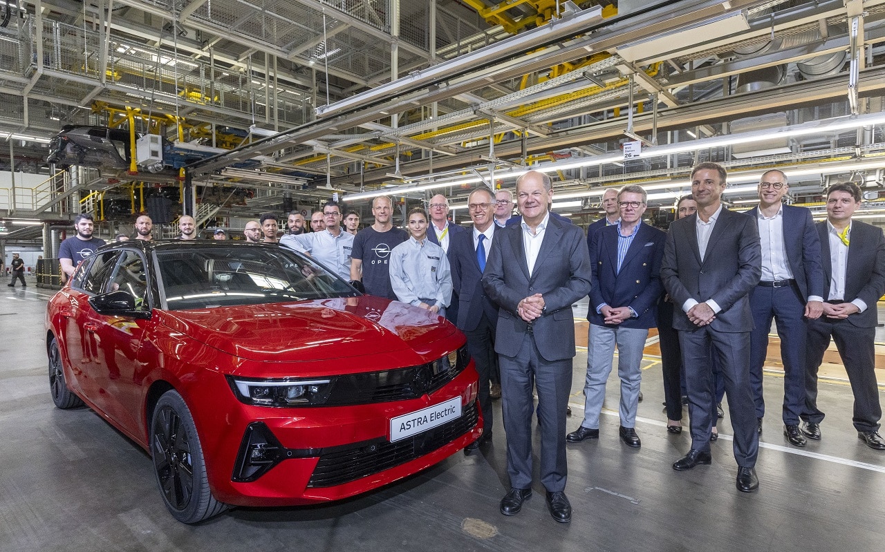 Opel: per i festeggiamenti dei 125 anni presenti Carlos Tavares, John Elkann e il cancelliere tedesco Scholz
