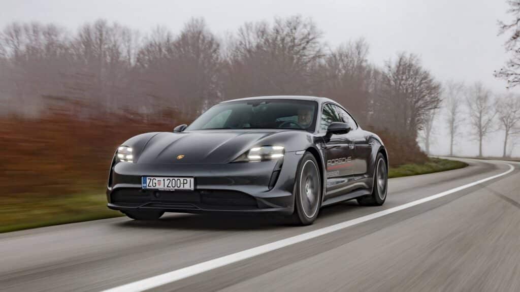 Gli azionisti di Porsche mettono in dubbio i piani dell’azienda sulle auto elettriche
