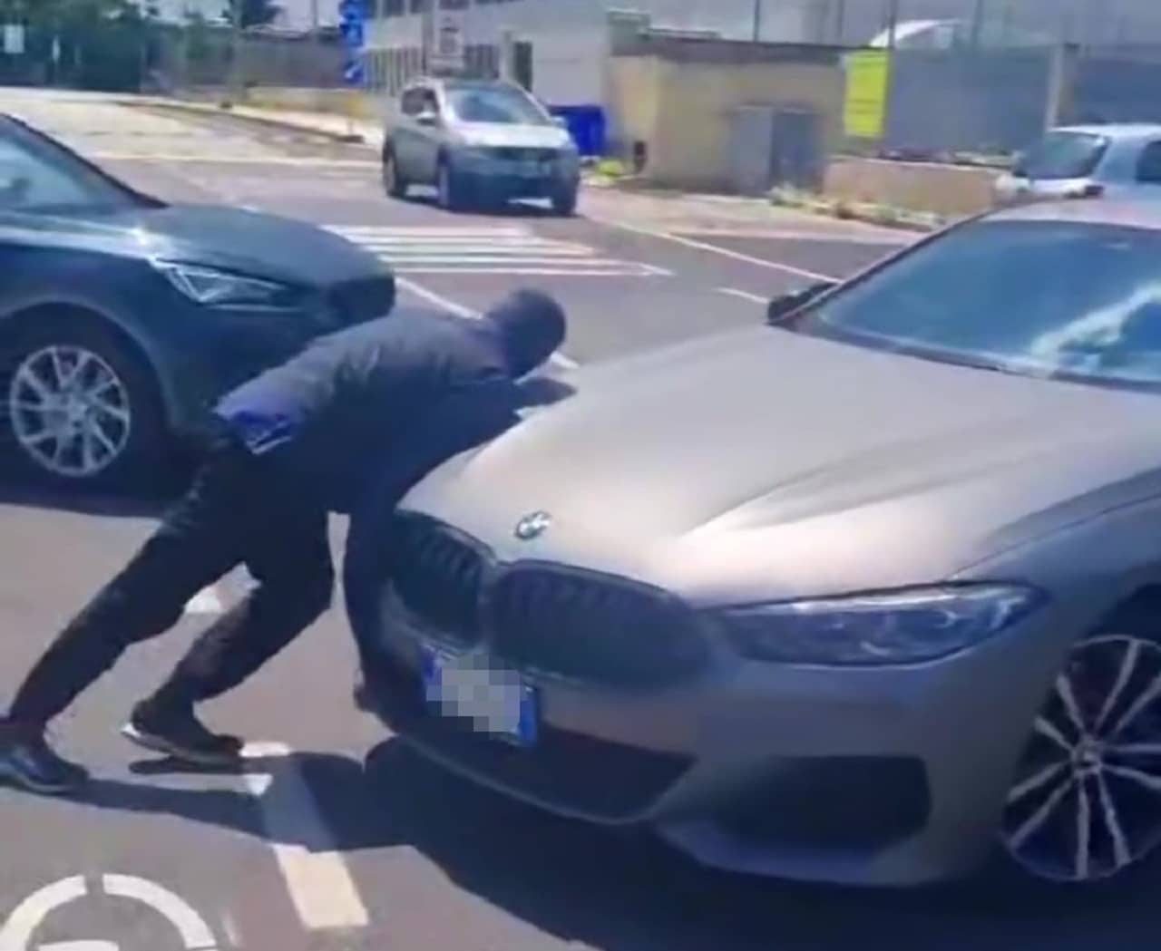 Modugno: rubano una BMW “a spinta” in pieno giorno davanti ai passanti [VIDEO]