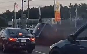 Sorpassa le auto in coda su due ruote e si schianta contro uno Starbucks: il VIDEO dello spettacolare incidente