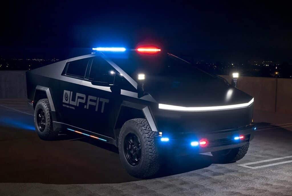 Tesla Cybertruck: il pickup elettrico trasformato in un’auto della polizia [VIDEO]
