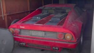 Ferrari: raro modello abbandonato in un fienile ritrovato invaso dai topi dopo 28 anni [VIDEO]
