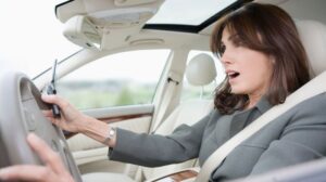 Come fermare un’auto da passeggero se il conducente sviene o perde i sensi