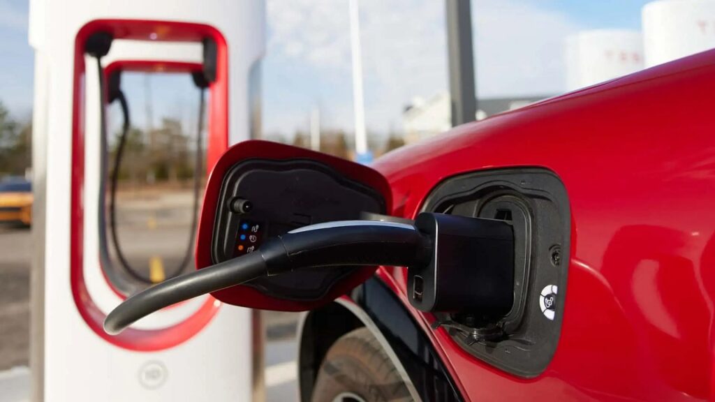 Quasi metà dei proprietari di auto elettriche negli USA vorrebbe tornare alle auto a benzina secondo un sondaggio