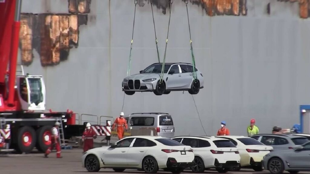BMW lotta per fermare la vendita di 300 auto recuperate da una nave portacontainer bruciata