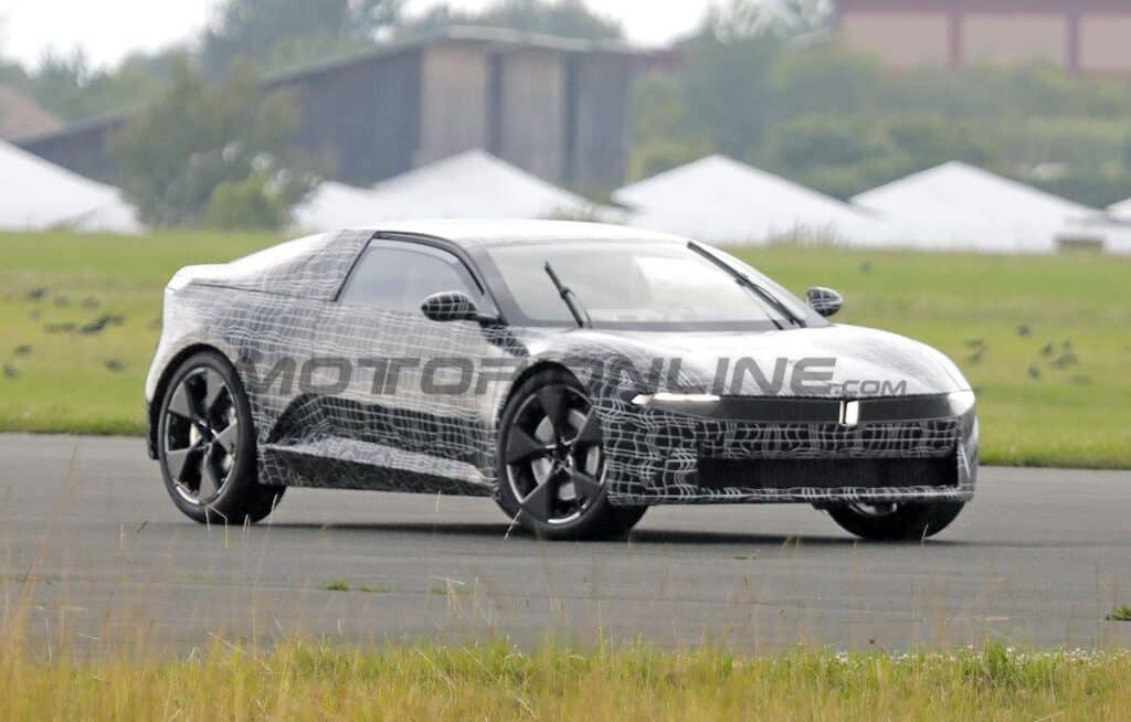 BMW Neue Klasse Coupe: le prime FOTO SPIA della futura EV ad alte prestazioni