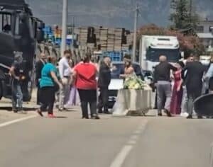 Banchetto di nozze in mezzo alla strada nel Salernitano: sposi e invitati bloccano il traffico [VIDEO]