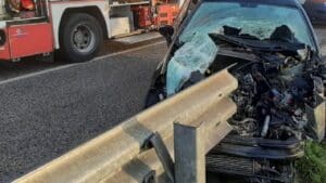 Auto sbanda e viene infilzata dal guardrail: incidente choc in Sardegna