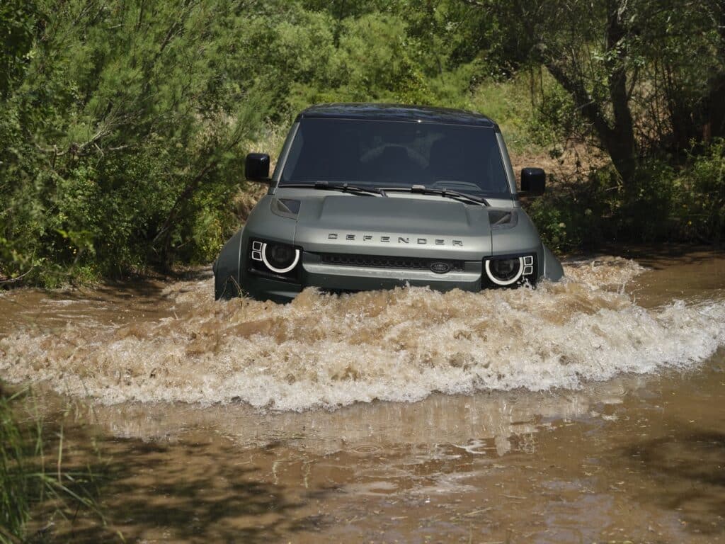 Nuova Land Rover Defender OCTA: il top di gamma più forte di sempre [FOTO]